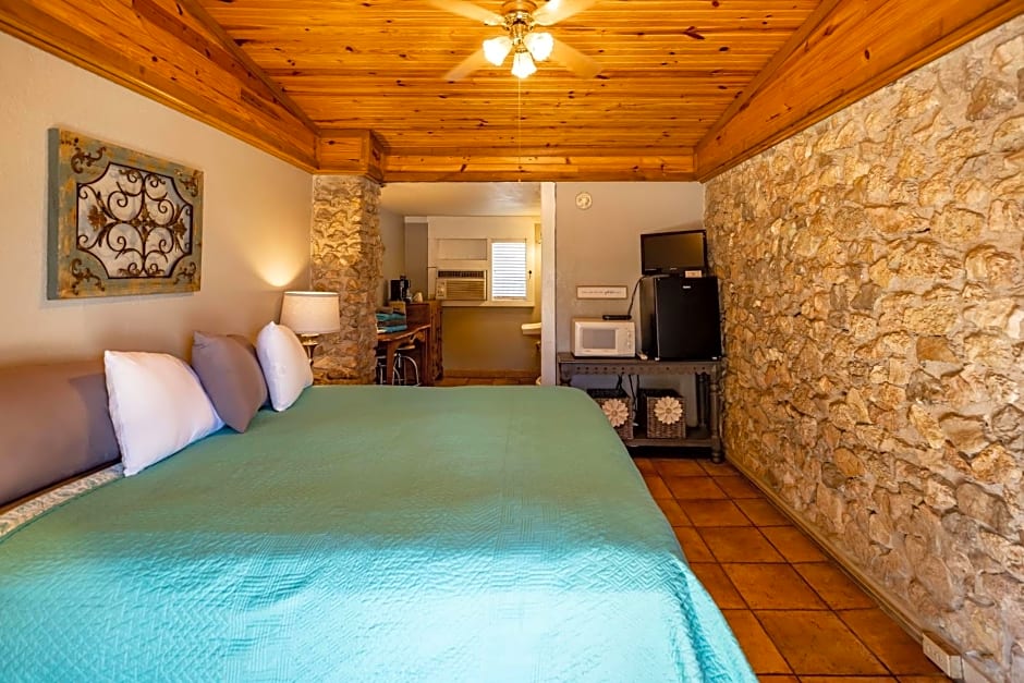 The Historic Leakey Inn