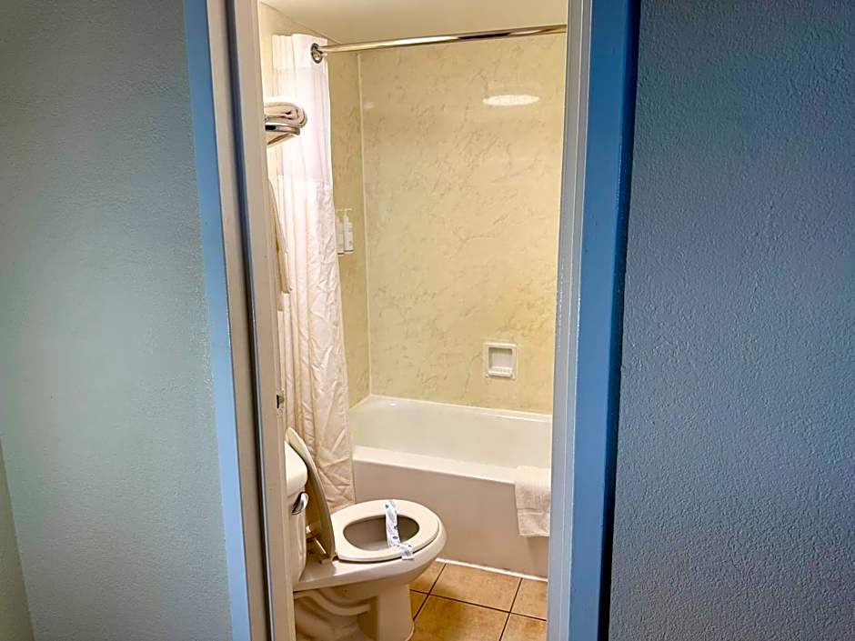 Aquarius Oceanfront Hotel