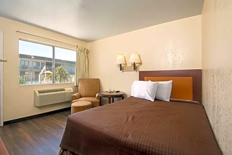 1 King Bed, Efficiency, Nonsmoking, Upgrade