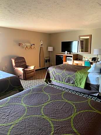 Queen Room with Three Queen Beds - Non-Smoking