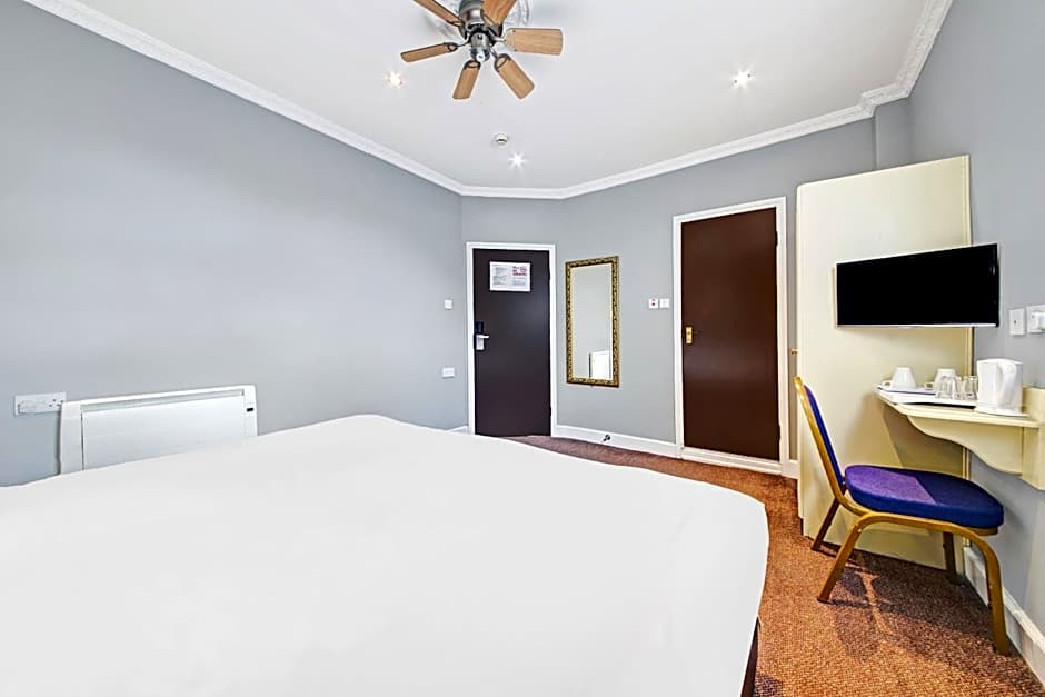 OYO Bostons Manor Hotel