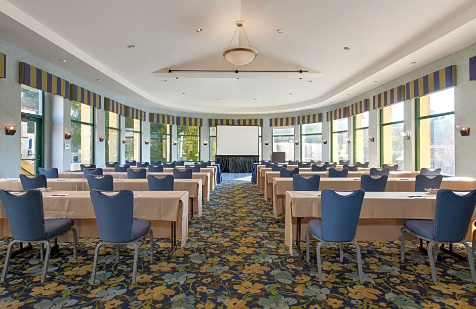 Crowne Plaza Cabana Hotel by IHG