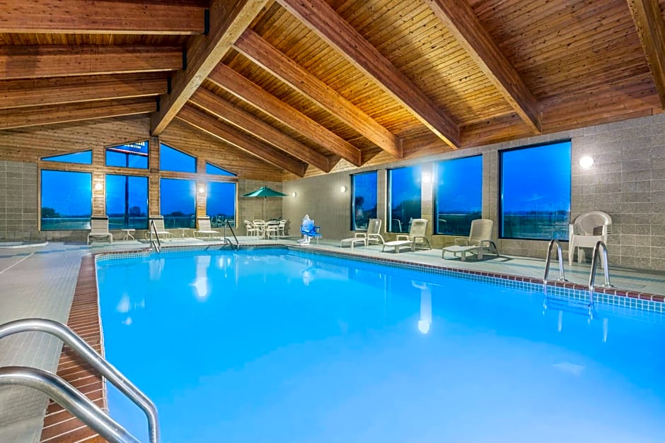 AmericInn by Wyndham Elkhorn Near Lake Geneva