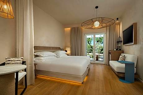 Superior King Room with Garden View and Patio