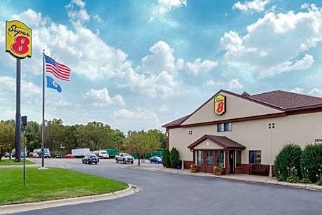 Super 8 by Wyndham Fairmont