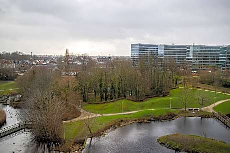 Standard Queen Room with Sofa Bed and Park View