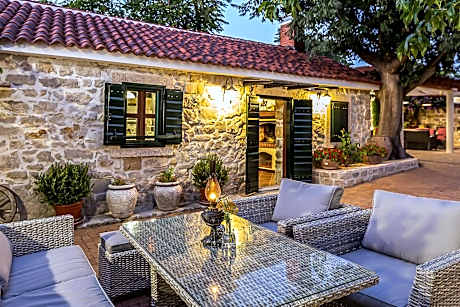 Heritage Hotel & Estate Raznjevica Dvori AD 1307