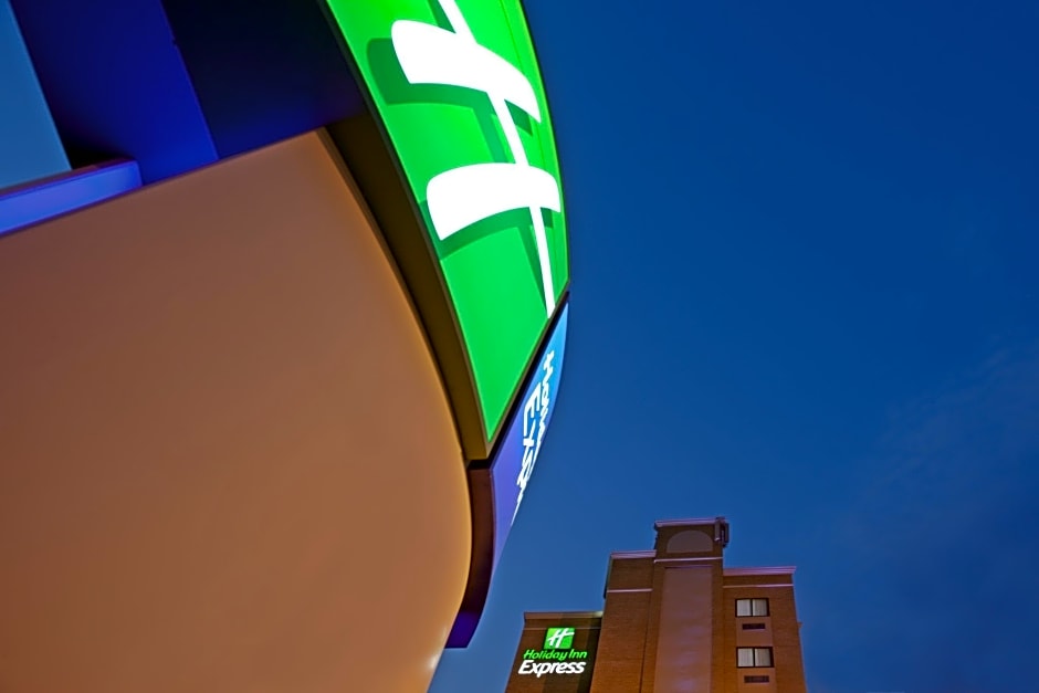 Holiday Inn Express LaGuardia Airport By IHG