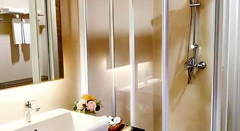 Mayflower Grande Hotel