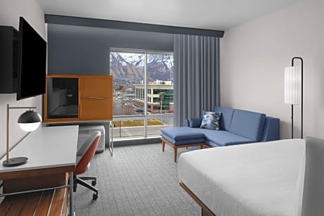 King Room with Sofa Bed and Mountain View - Hearing Accessible