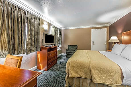 1 Queen Bed Nonsmoking