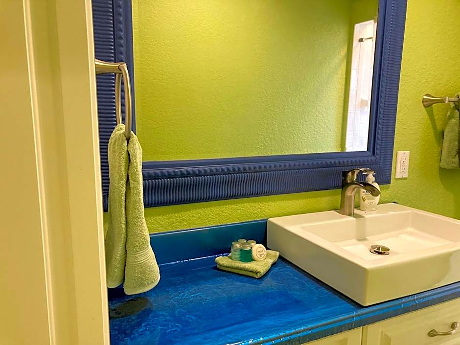 3Gulls Inn Ozona-Boutique Hotel-Steps from Restaurants & Brewery-SwimSpa Pool-Pet Friendly