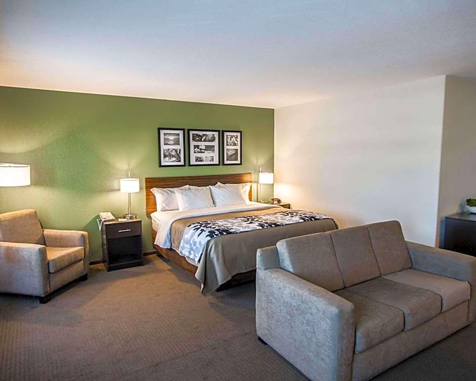 Photo 1 of 2 of 1 Queen Bed, Accessible