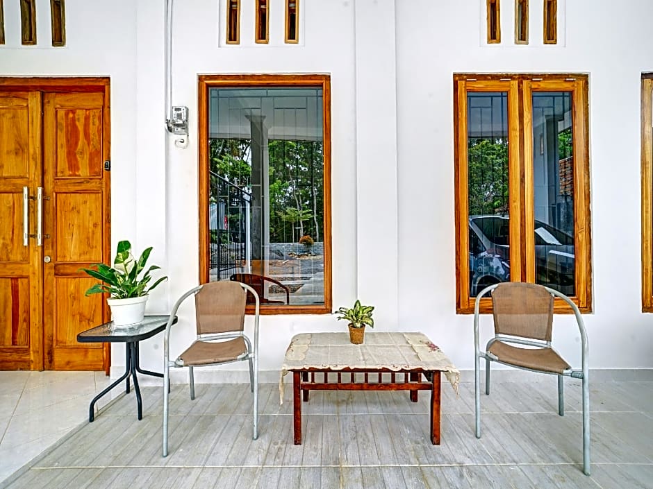 RedDoorz at Omah Candi Sari near Airport YIA