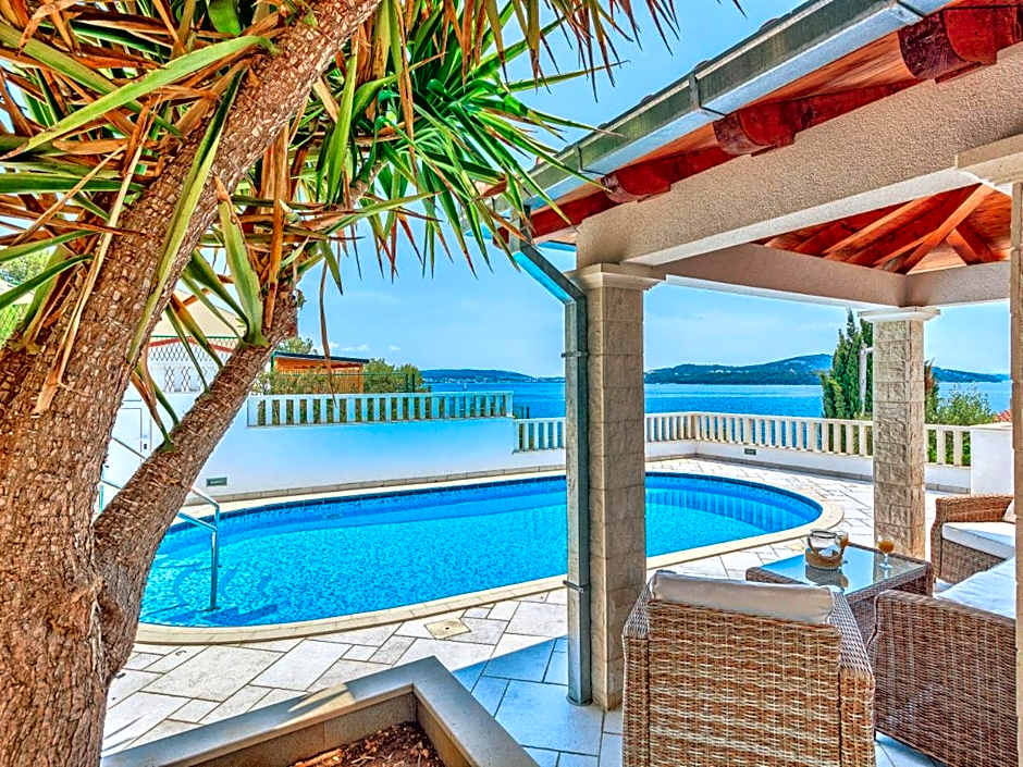 Charming Villa Marin, 30 meters From The Beach, Pool heated, Split-Trogir area