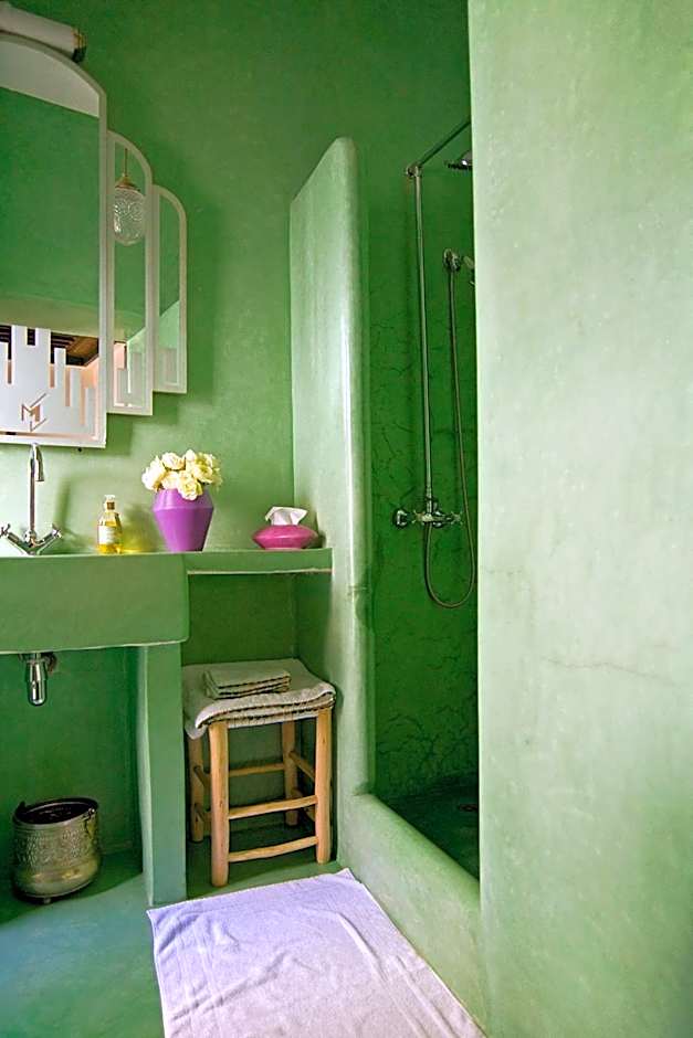 Riad Le J