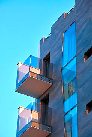Glass House - Smart Rooms & Parking