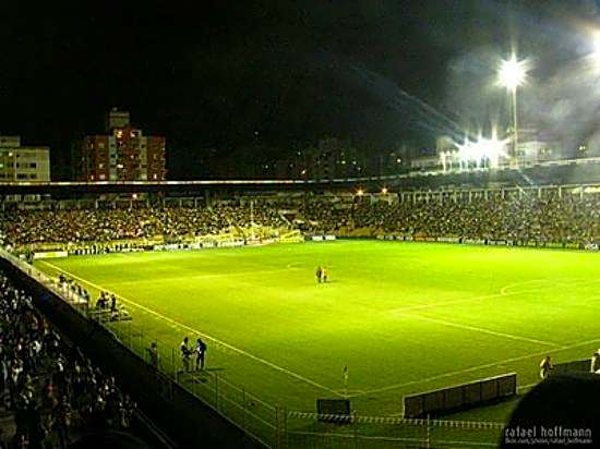 APARTAMENTO 10 min de CRICIUMA em IÇARA-SC - 2 quartos - 3 Ar-Condicionado split - Cozinha equipada - Banheiro - Garagem coberta e Wi-Fi - Anfitriã Superhost no BnB