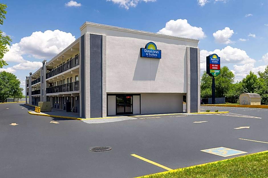 Days Inn & Suites by Wyndham Indianapolis Airport East