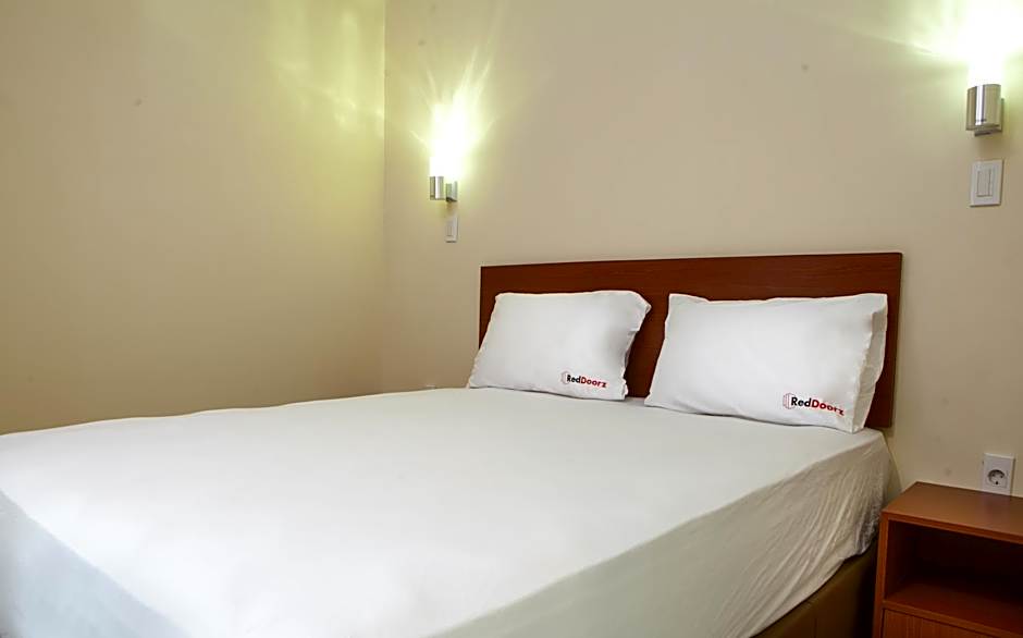 RedDoorz Near Trans Studio Mall 2