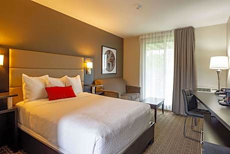 1 Queen Bed, Water Front, Non-Smoking