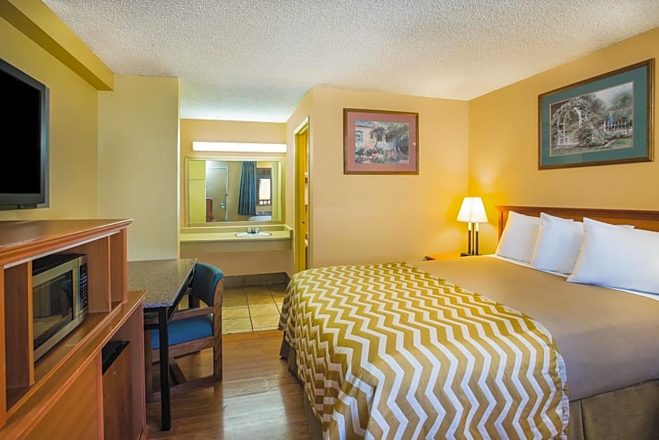 Travelodge by Wyndham Tacoma Near McChord AFB