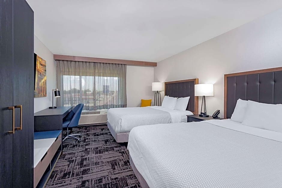 LaQuinta Suites by Wyndham South Bend Notre Dame Area