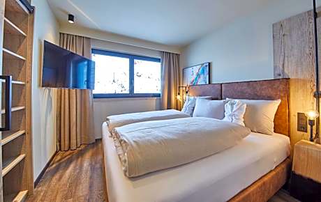 Deluxe Two-Bedroom Apartment with Mountain View