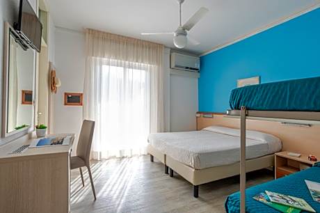 Triple Room with Balcony and Partial Sea View