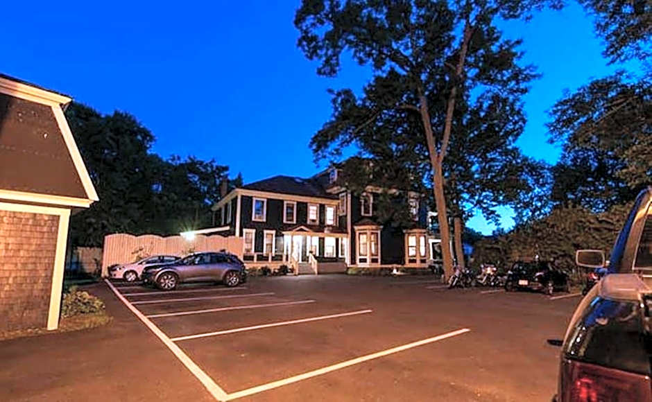 Carriage House Inn