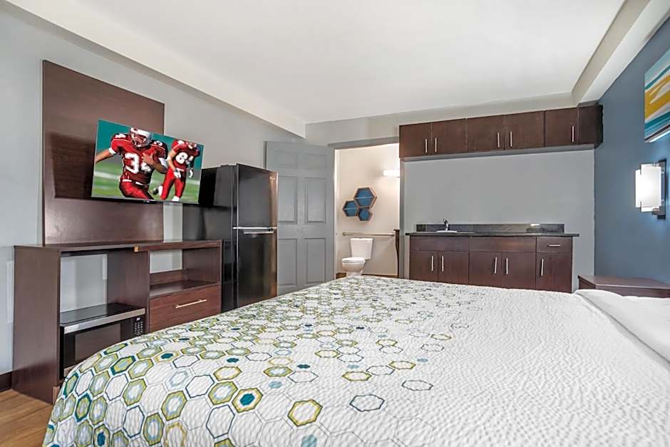 HomeTowne Studios by Red Roof Montgomery - Midtown