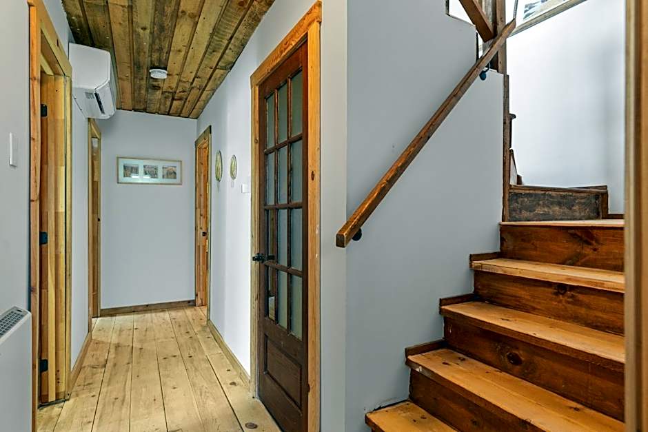 Rustic Waterfront Chalet Panoramic View and Spa