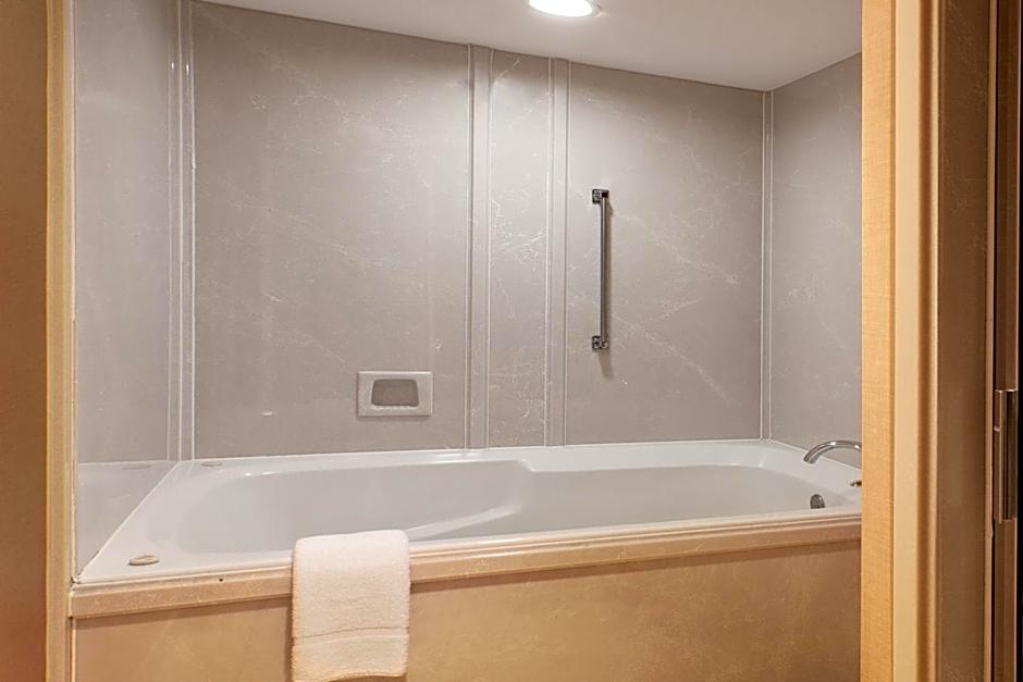 Days Inn & Suites by Wyndham Tyler