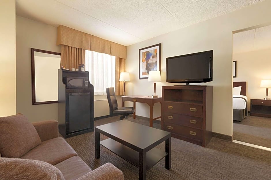 Travelodge by Wyndham Edmonton South