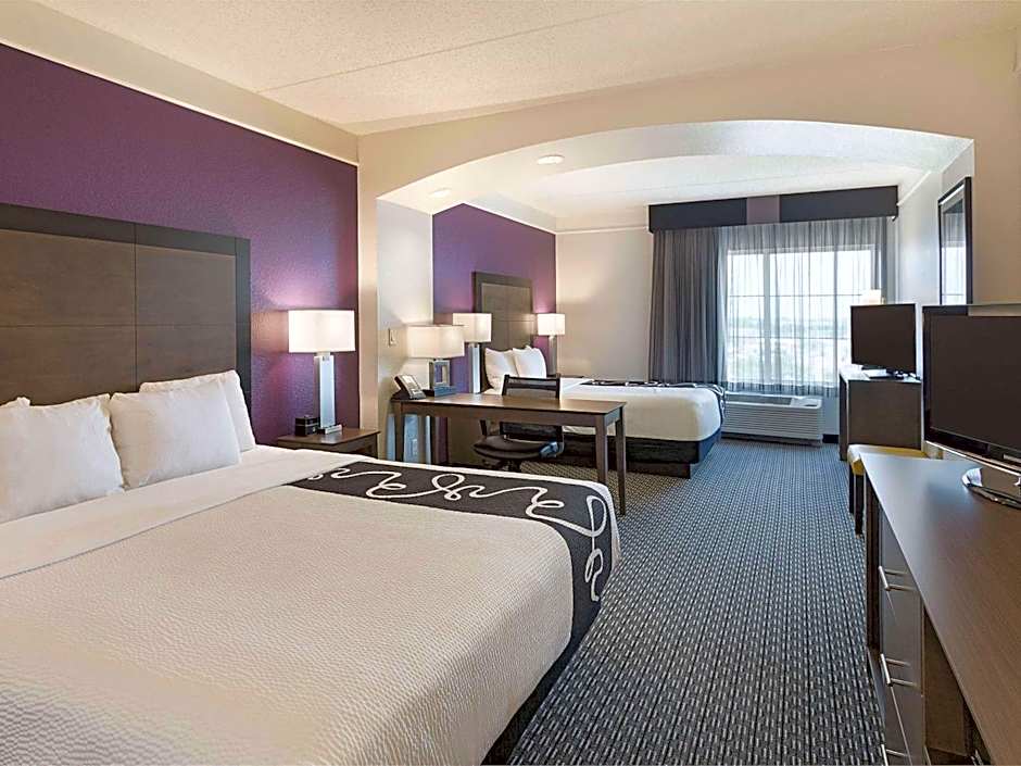 La Quinta Inn & Suites by Wyndham Arlington North Six Flags Drive