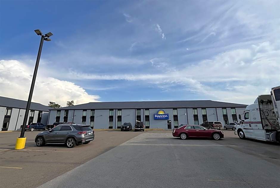 Days Inn & Suites by Wyndham Bloomington/Normal IL