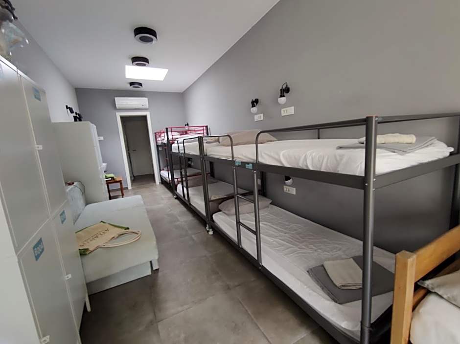 SUBTUB Hostel Makarska