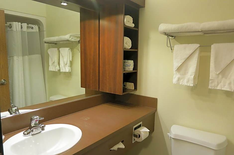 Days Inn by Wyndham Levis