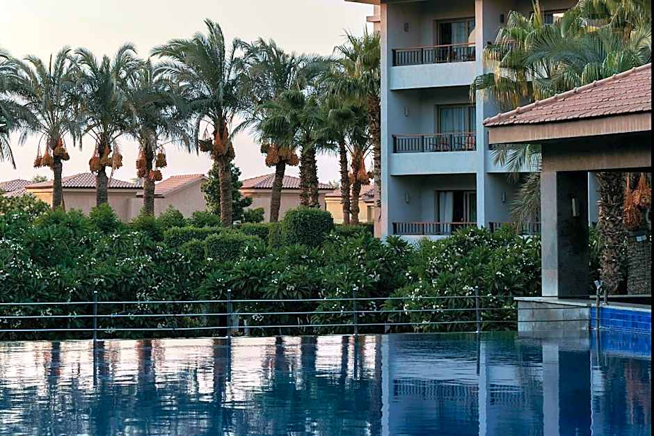 Dusit Thani LakeView Cairo