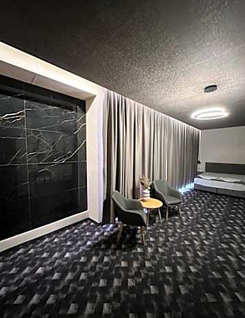 Deluxe Suite with Spa Bath