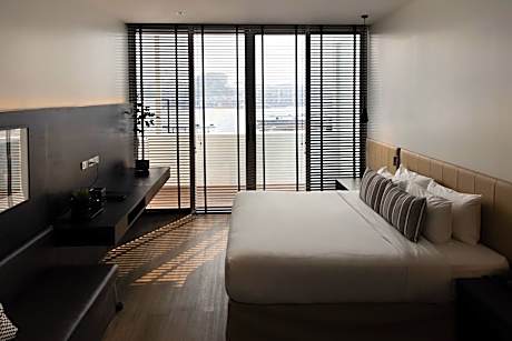 Lilit Riverfront Suite A
