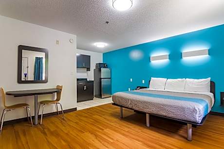 1 King Bed | Non-Smoking, Micfridge