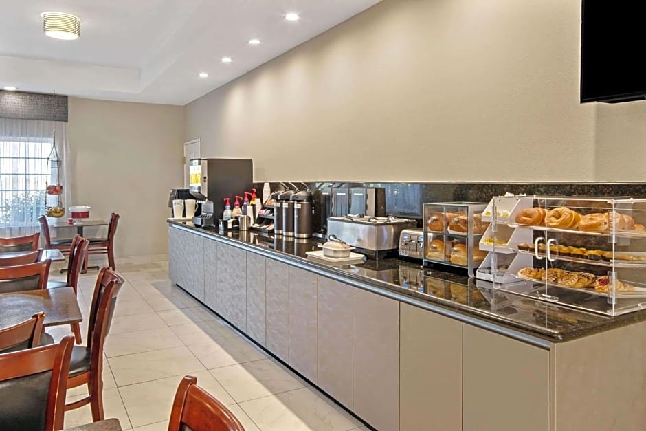 La Quinta Inn & Suites by Wyndham Mercedes Outlet Mall