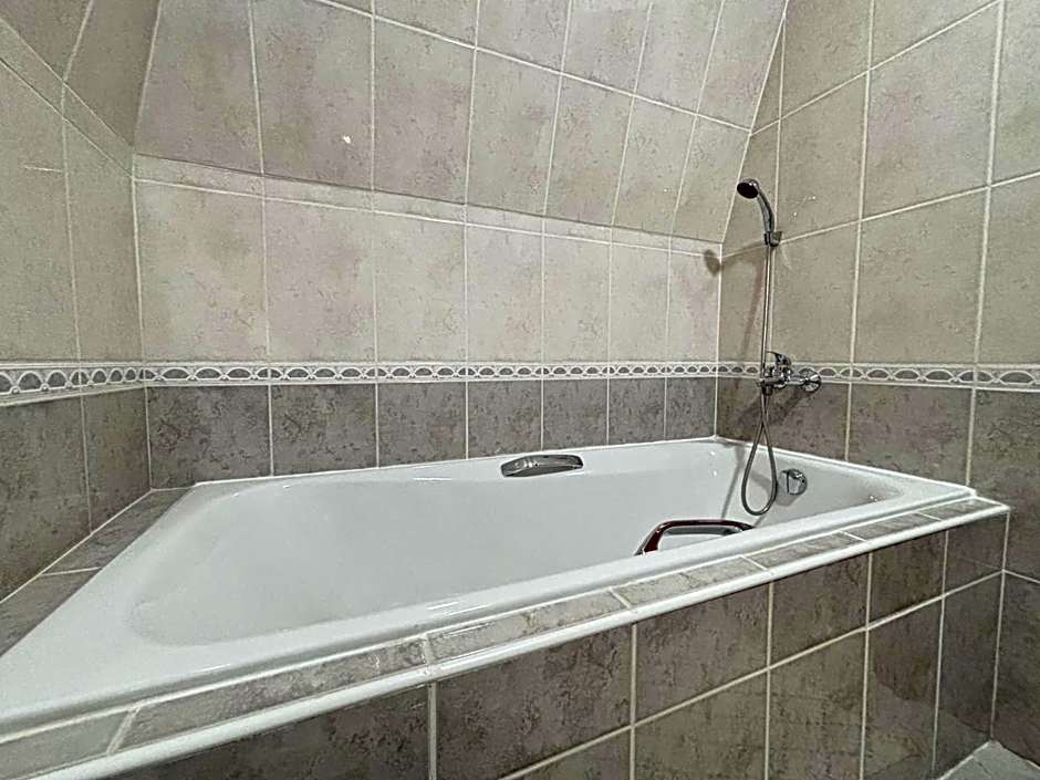 Pirate Family, Theme Room, Free Parking