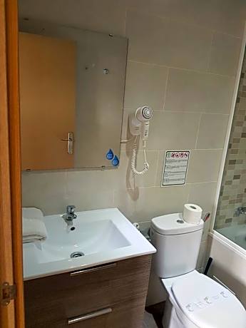 Quadruple Room with Private Bathroom
