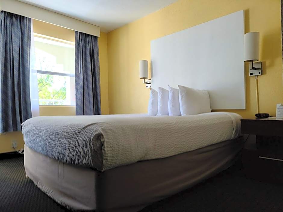 Days Inn by Wyndham Bradenton I-75