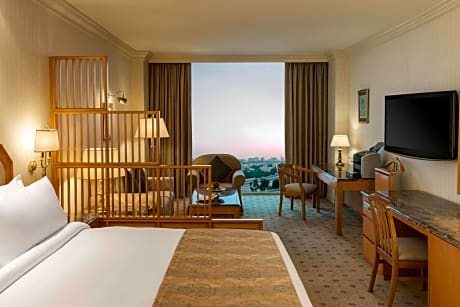 Tower Deluxe King room – Executive lounge access