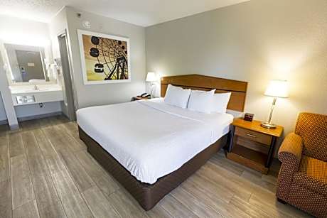 King Room with Mobility Access - Pet Friendly/Non-Smoking
