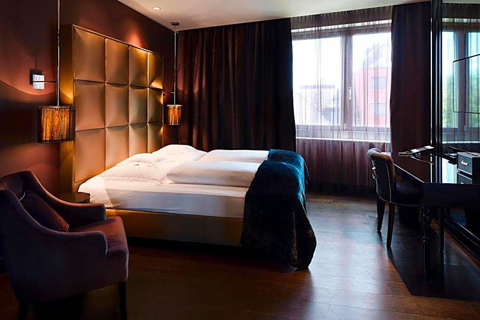 Roomers Frankfurt Central, Autograph Collection