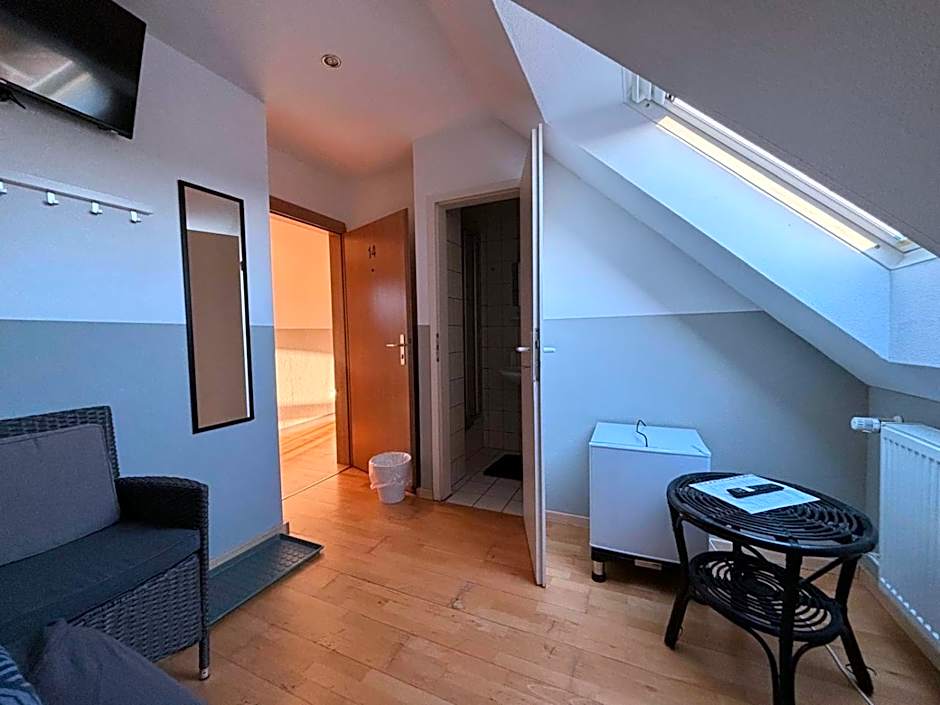 Zimmer-Bad-TV-Kühlschrank-14